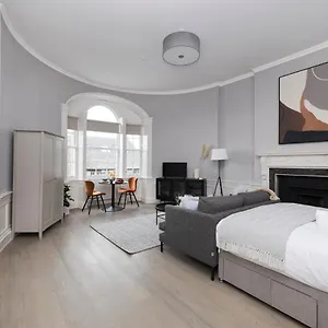 Joivy Modern In New Town, On Historic George Street Apartment Edinburgh
